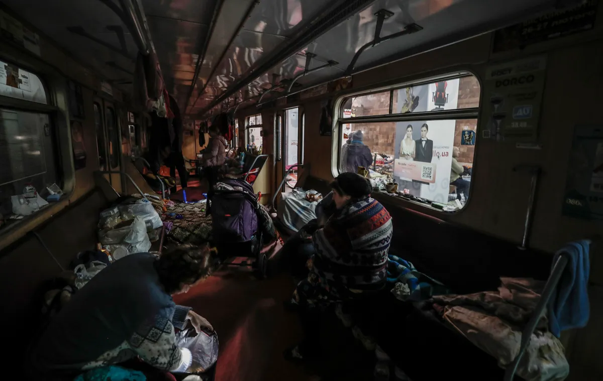Civiles continúan saliendo de Ucrania pese a temor por ataques de Rusia