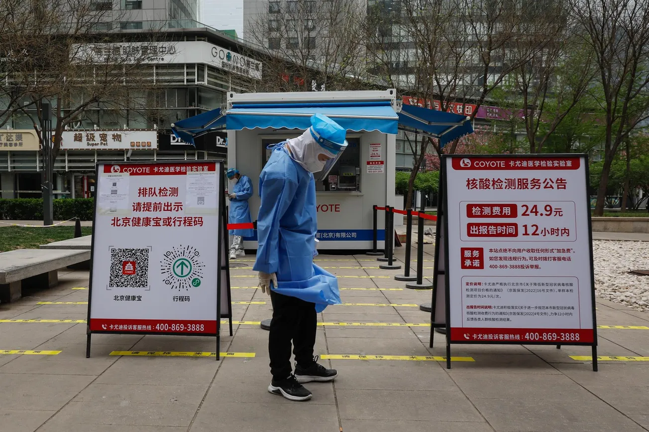 Un trabajador de la salud espera a las personas en un sitio de prueba de COVID-19 en Beijing, China, 11 de abril de 2022. Sha