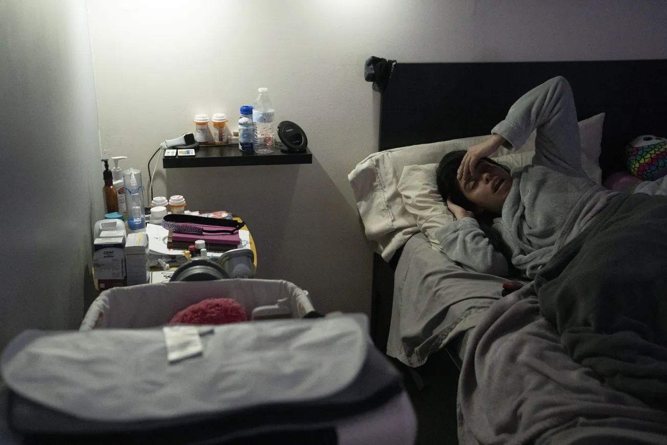 Persona en cama con Covid persistente