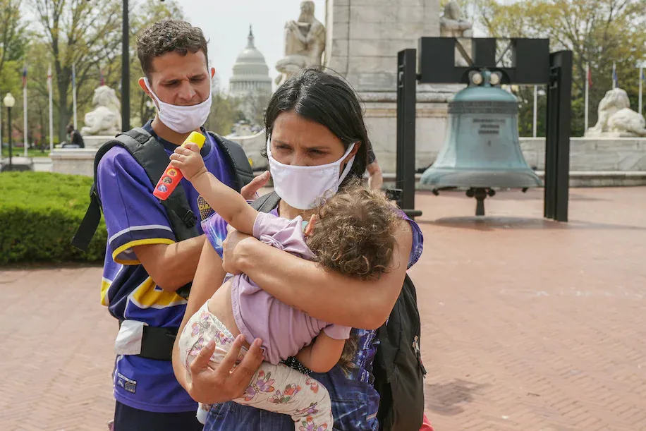 Mayoría de migrantes que Abbott envió desde Texas a Washington DC son venezolanos