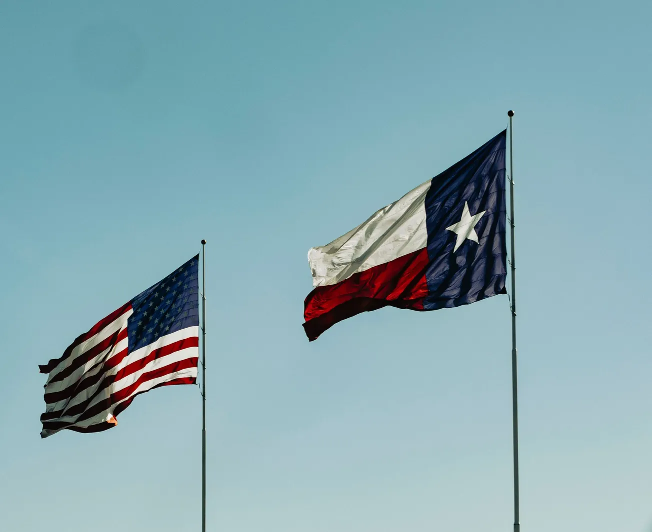 Exfuncionarios de Trump instan a Texas a usar "cláusula de invasión" fronteriza