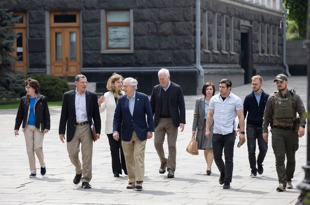 Tres senadores republicanos visitan Ucrania. Mitch McConnell encabeza la delegación