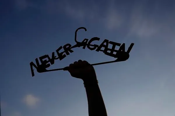 Mano con mensaje pro aborto