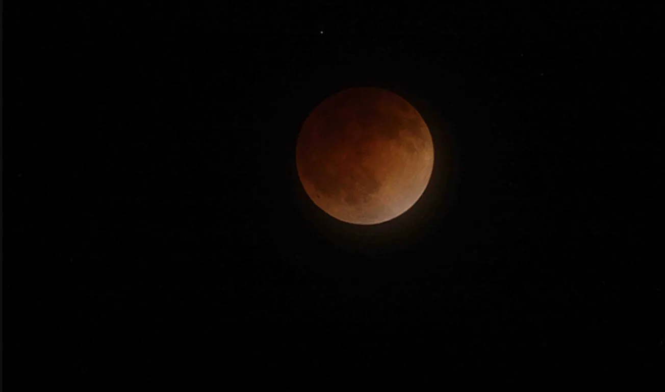 ¿Cómo y dónde ver el eclipse lunar de este domingo?
