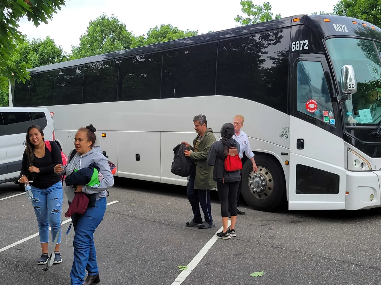 Llegan a Washington DC más buses con inmigrantes procesados en Texas