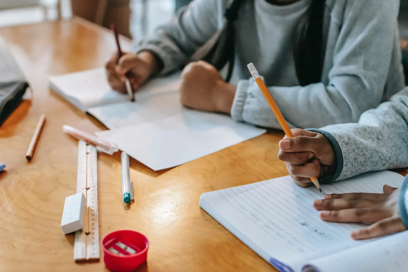 Abbott quiere que el gobierno federal pague por la educación de estudiantes indocumentados