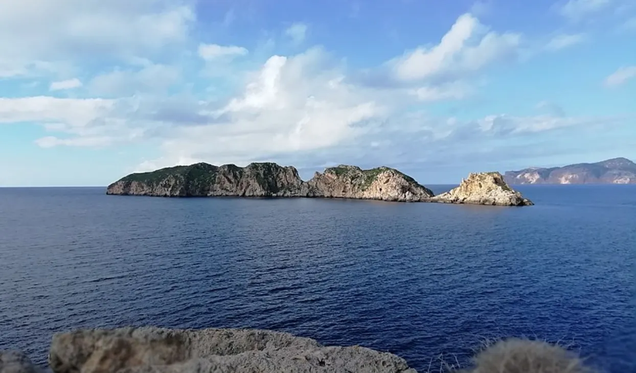 Turista murió al intentar un clavado desde un acantilado en España