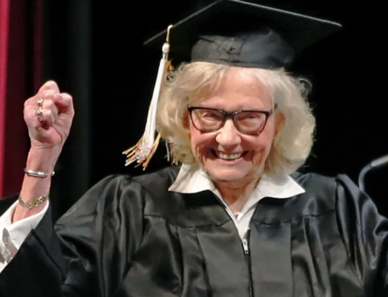 La abuela que demostró que la edad no es una limitante se graduó de la universidad tras casi 7 décadas