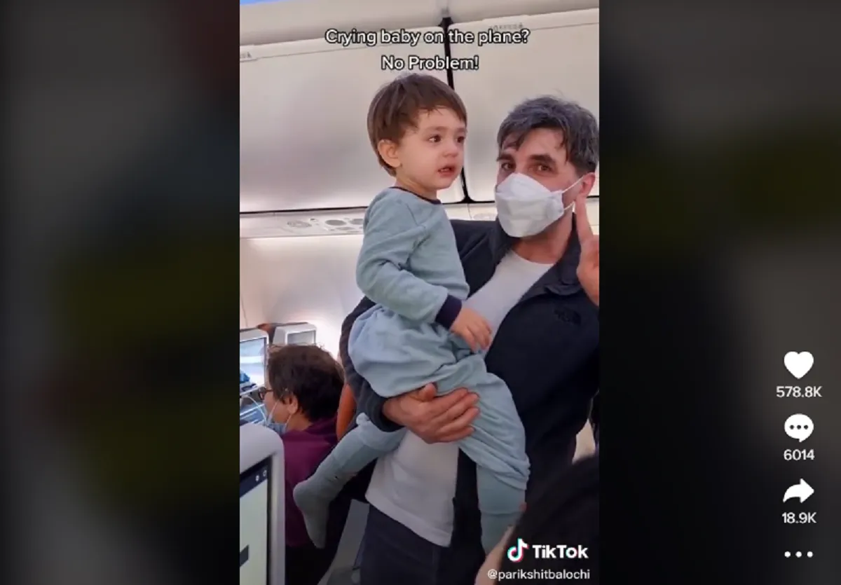 Pasajeros en un avión cantan Baby Shark para ayudar a un papá a calmar a su bebé