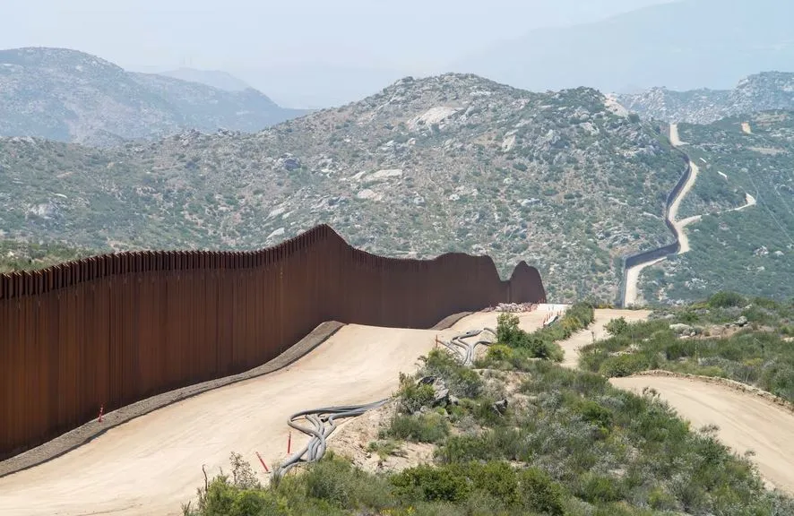 México rechaza decisión de Greg Abbott sobre migrantes en Texas