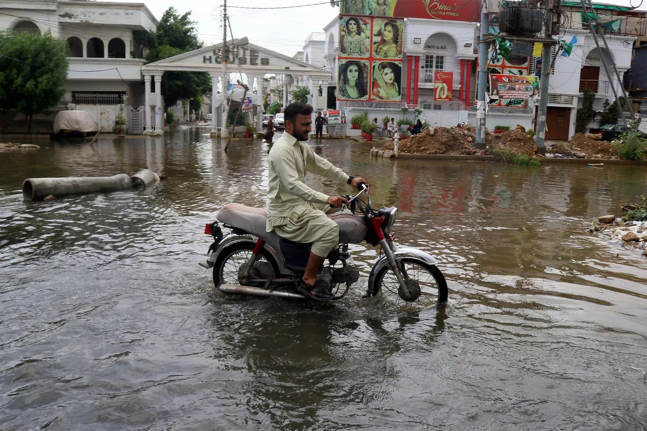 Lluvias en Pakistán dejan cientos muertos y miles de damnificados