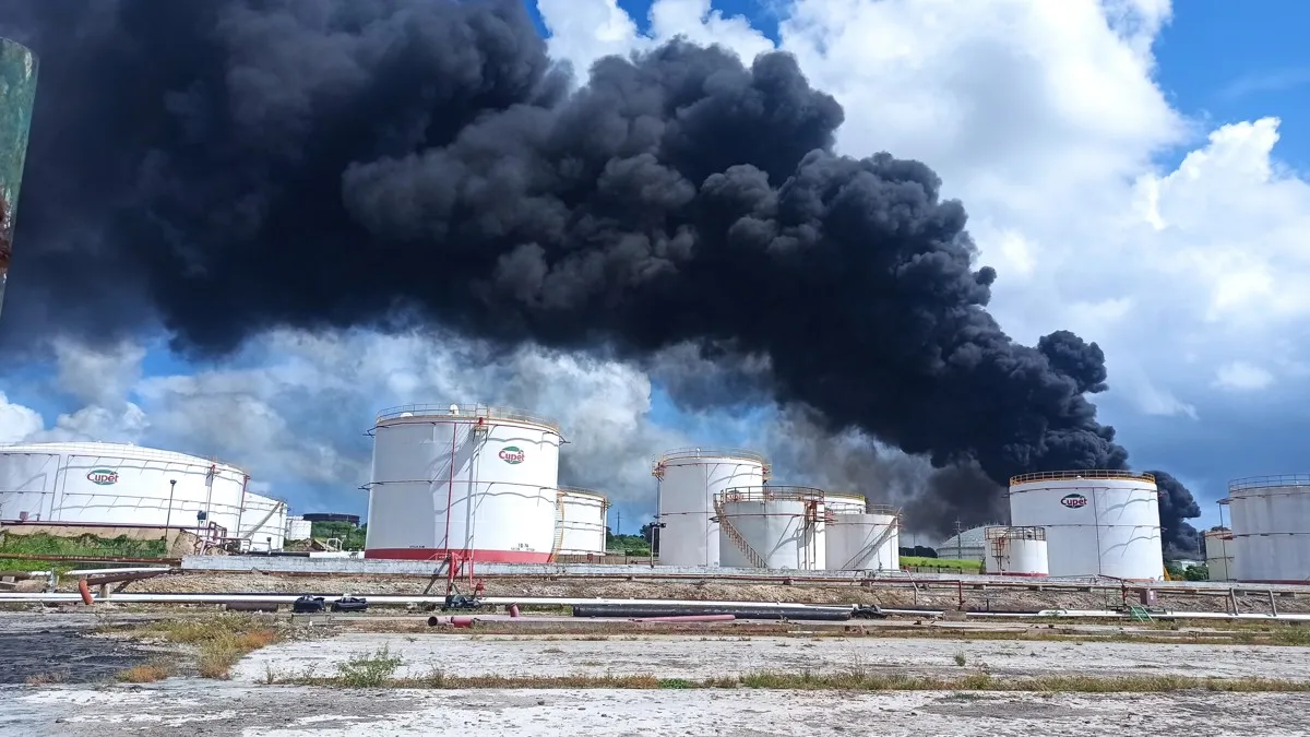 Bomberos de Cuba, México y Venezuela intentan controlar incendio en refinería de Matanzas