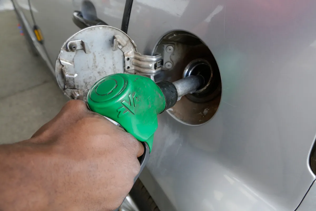 Precio medio de la gasolina cae por debajo de $4