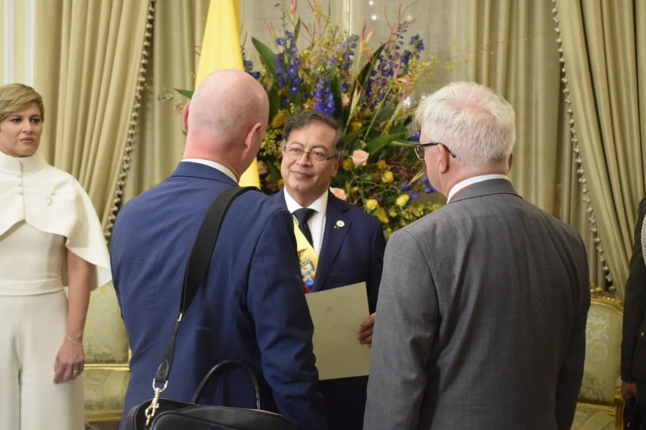 Gustavo Petro recibe carta de la Reina Isabel II