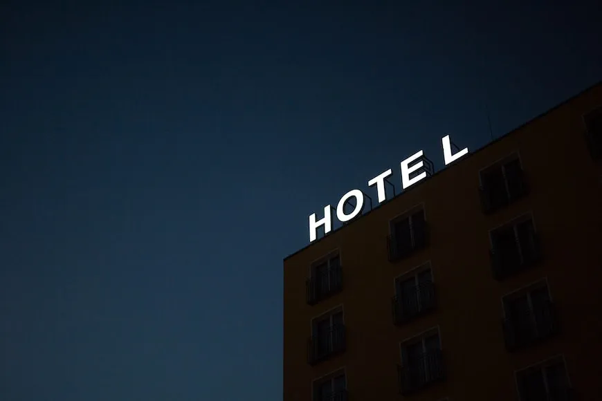 Hotel de México: hallan cadáver de una mujer colgado de las cortinas