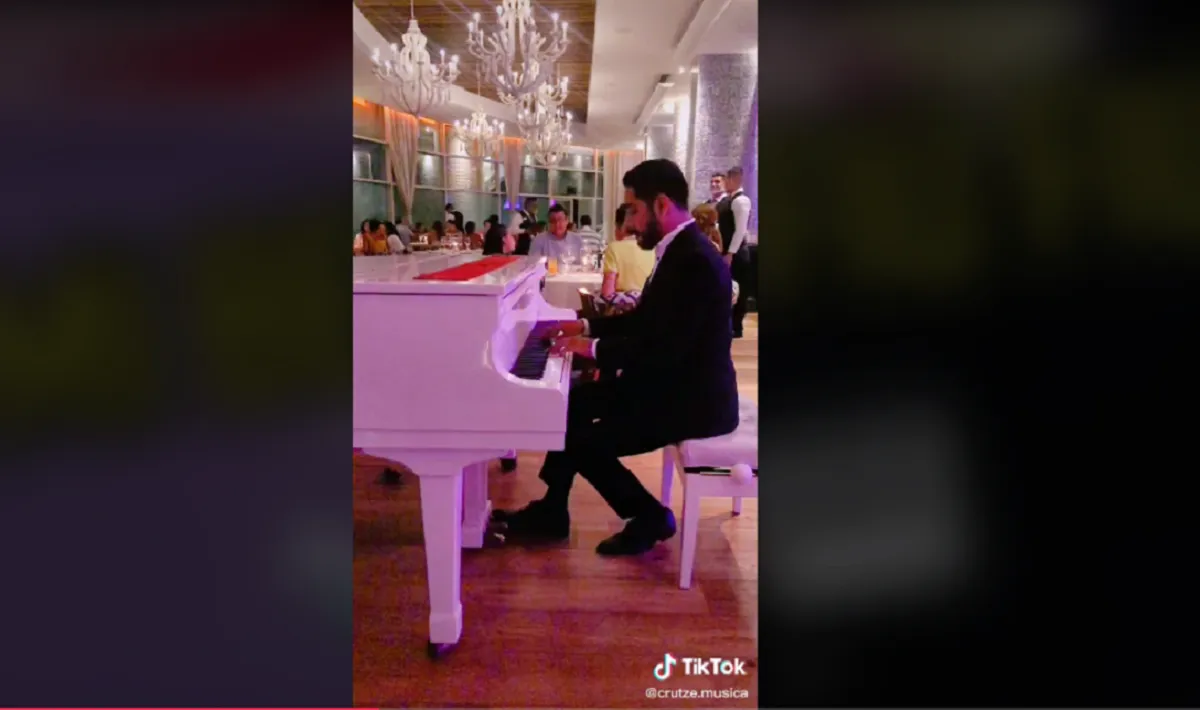 Pianista tocó Mi bebito fiu fiu en un restaurante en México