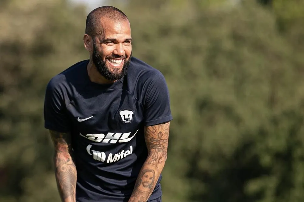Dani Alves consigue su primera victoria con Pumas