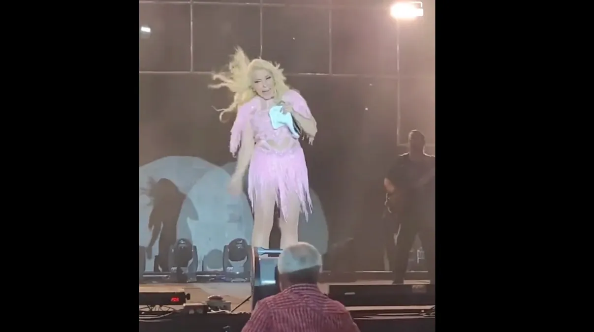 El momento en el que una cucaracha se sube encima de Yuri en pleno show en México
