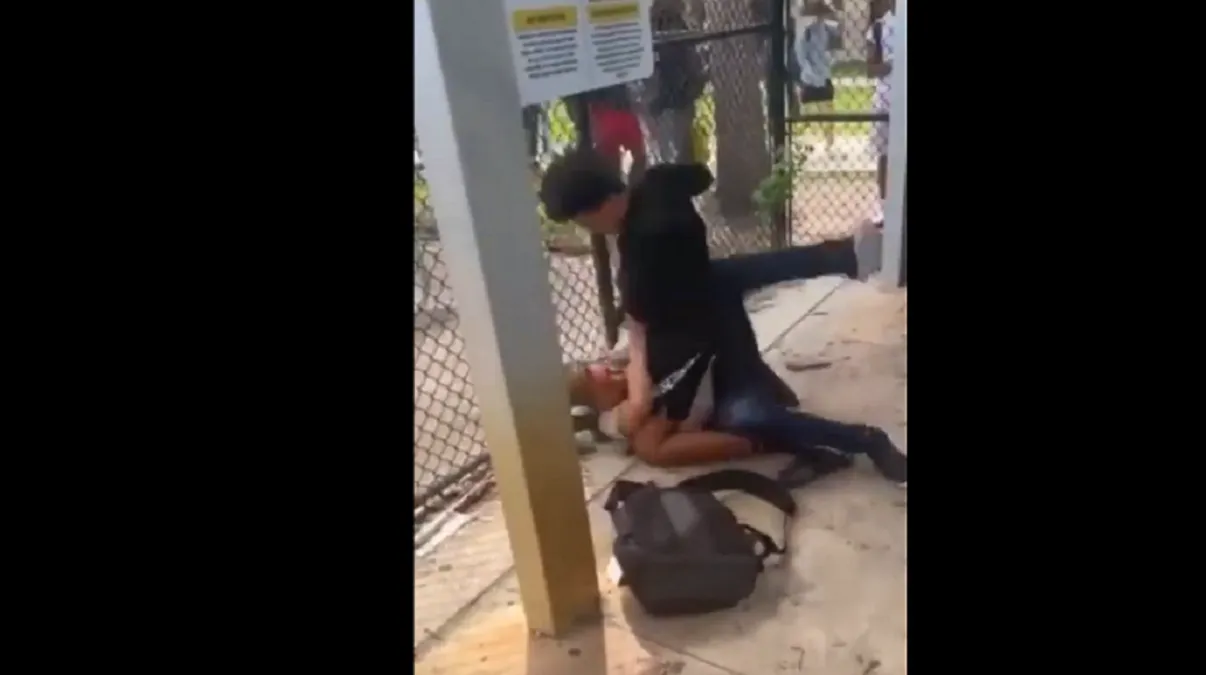Golpean a adolescente venezolano en escuela de Florida por hablar español
