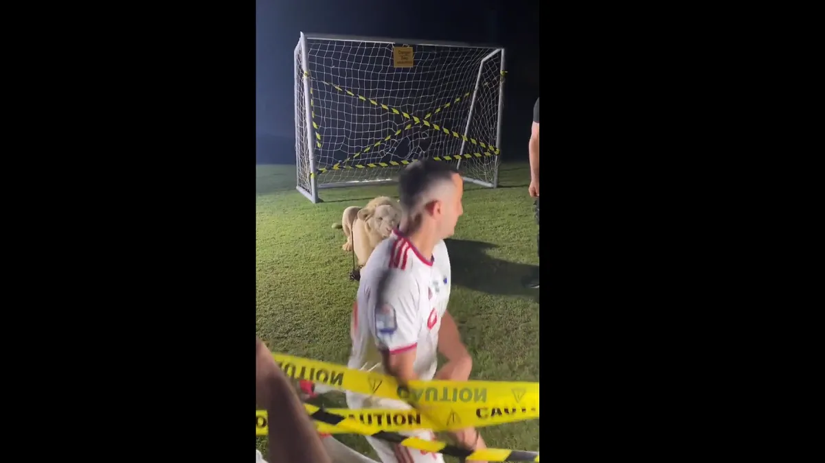 Kostas Manolas posó junto a un león en su presentación con el Sharjah FC y se llevó un susto