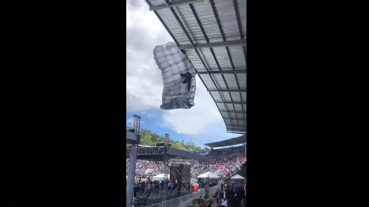 Paracaidista cayó sobre tribuna en un estadio durante una celebración en Honduras