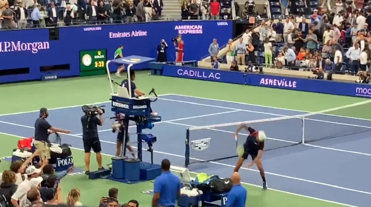 Tenista descargó ira contra su raqueta tras ser eliminado del US Open