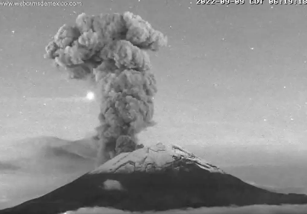 Volcán Popocatépetl de México en actividad