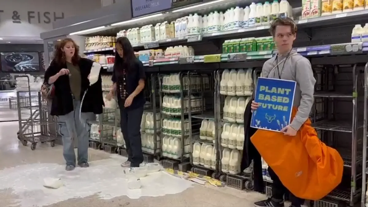 Activistas veganos derramaron litros de leche en supermercados del Reino Unido
