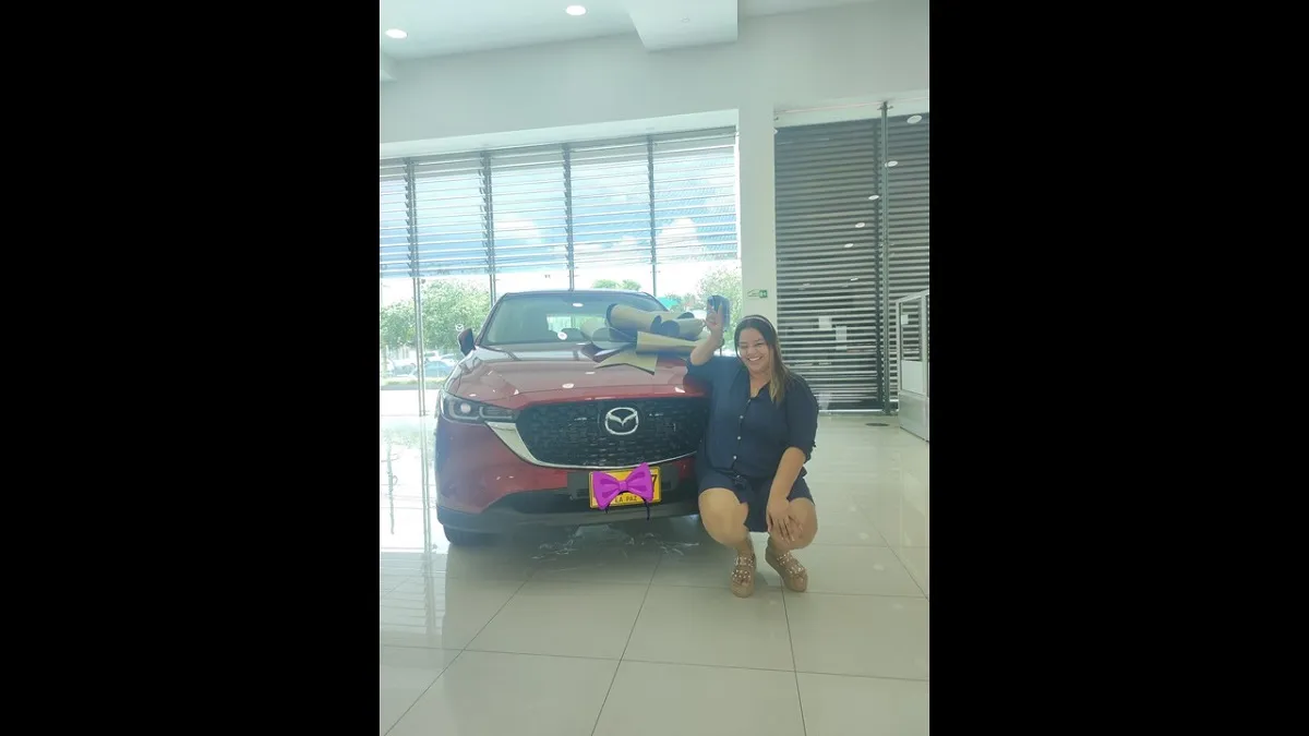 Mujer se compró el carro de sus sueños vendiendo raspados en la calle