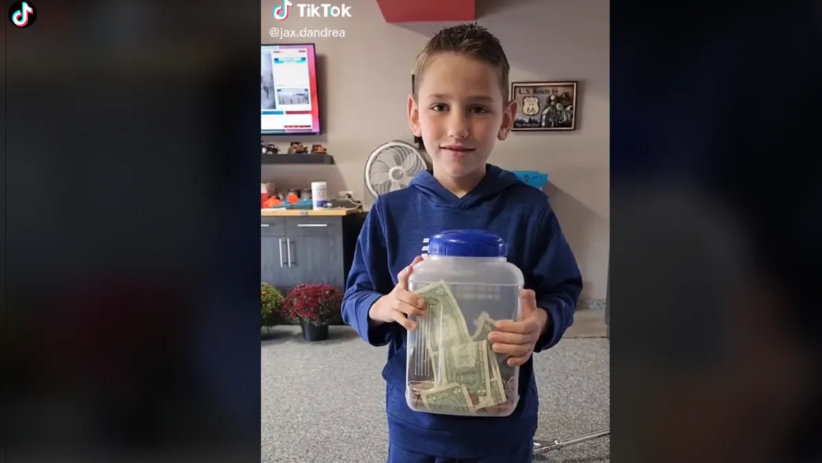 Niño dona sus ahorros a personas afectadas por el huracán Ian
