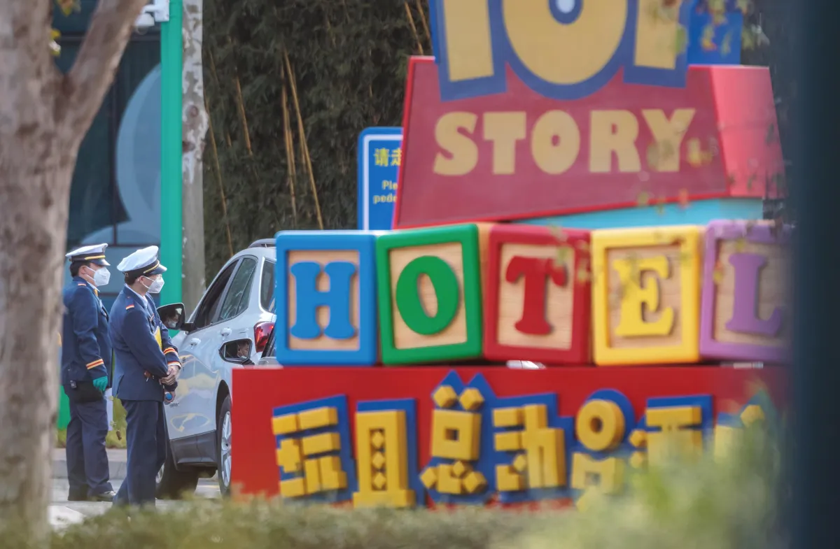 Cierre repentino dejó a miles de personas atrapadas en parque de Disney en Shanghai