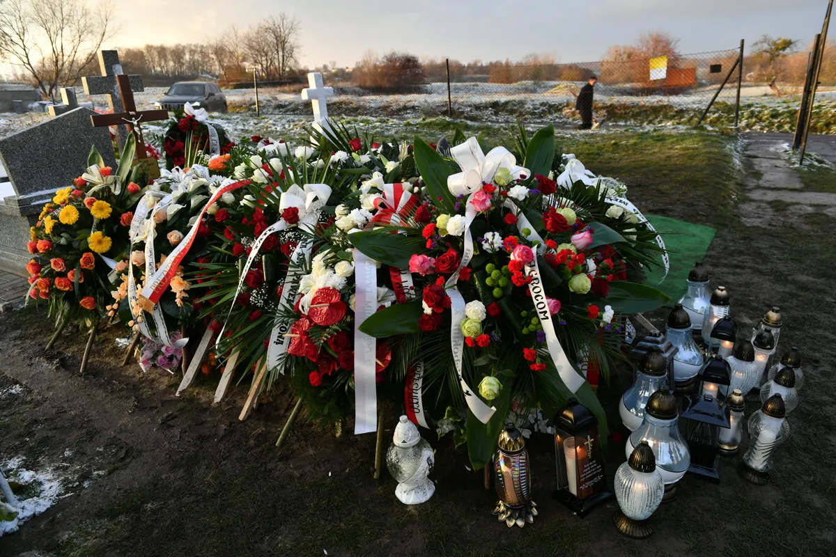 Familiares sepultan en Polonia a una de las víctimas de impacto de misil