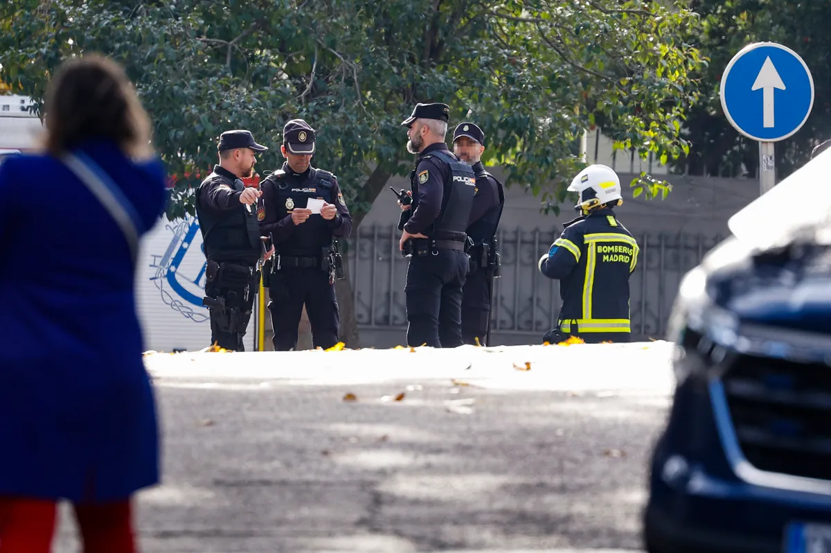 Un sobre explotó en la embajada de Ucrania en España. Hay un herido