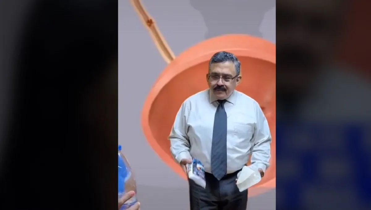 Urólogo se viralizó en Tiktok tras parodiar Monotonía de Shakira