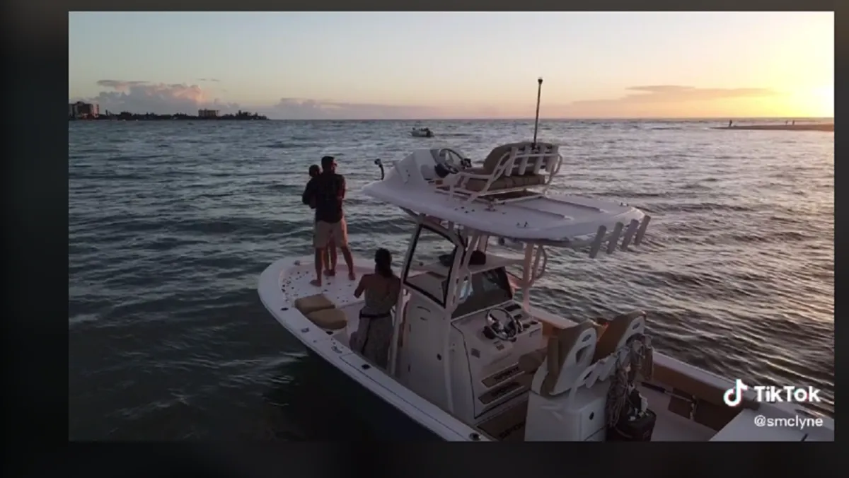 Hombre le pide matrimonio a su novia en un yate en Florida y se le cae el anillo al mar