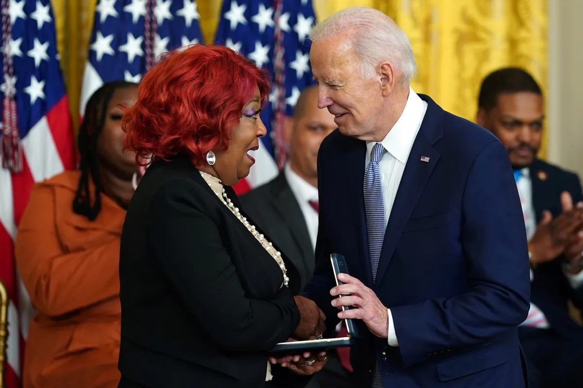 Biden honra a policías y trabajadores electorales en segundo aniversario del ataque al Capitolio