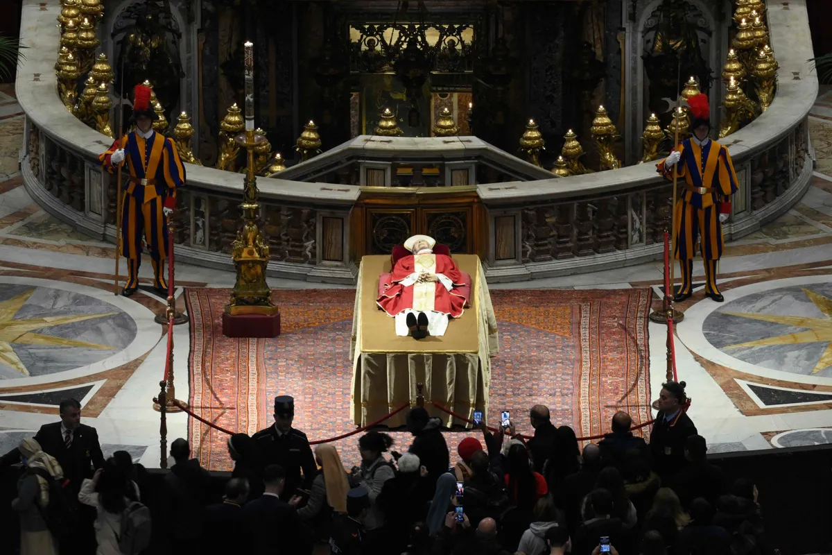 Inicia la capilla ardiente del papa emérito Benedicto XVI (fotos)