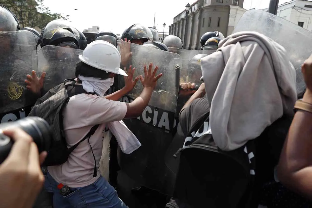 Protestas en Perú: policía allana violentamente una universidad en Lima y evacúan a más de 400 turistas en Machu Picchu
