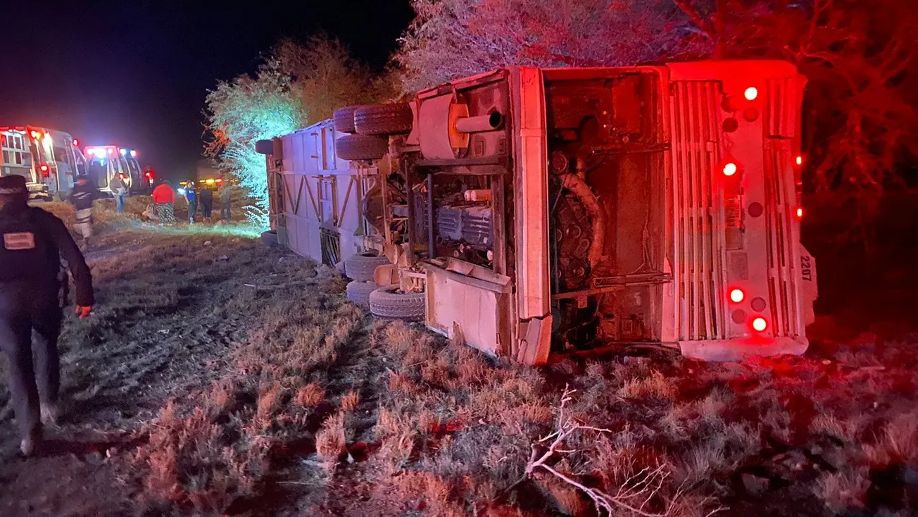 Volcamiento de autobús en México deja seis fallecidos y seis heridos