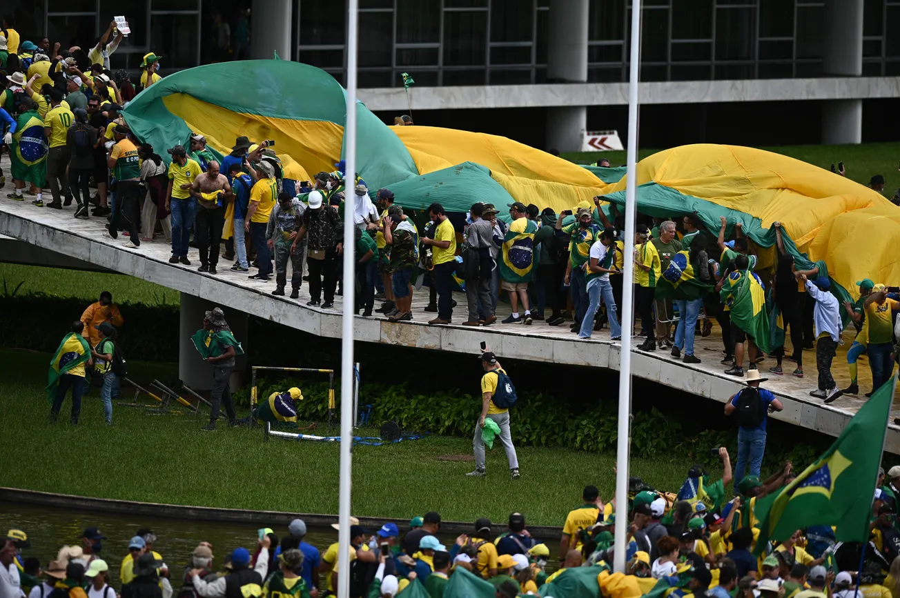 Manifestantes invaden sede del poder y la Presidencia de la República en Brasil.