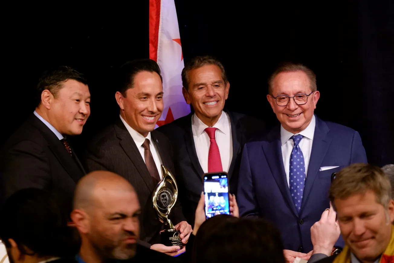 Latino Leaders Network entrega reconocimiento a alcalde de San Diego, California