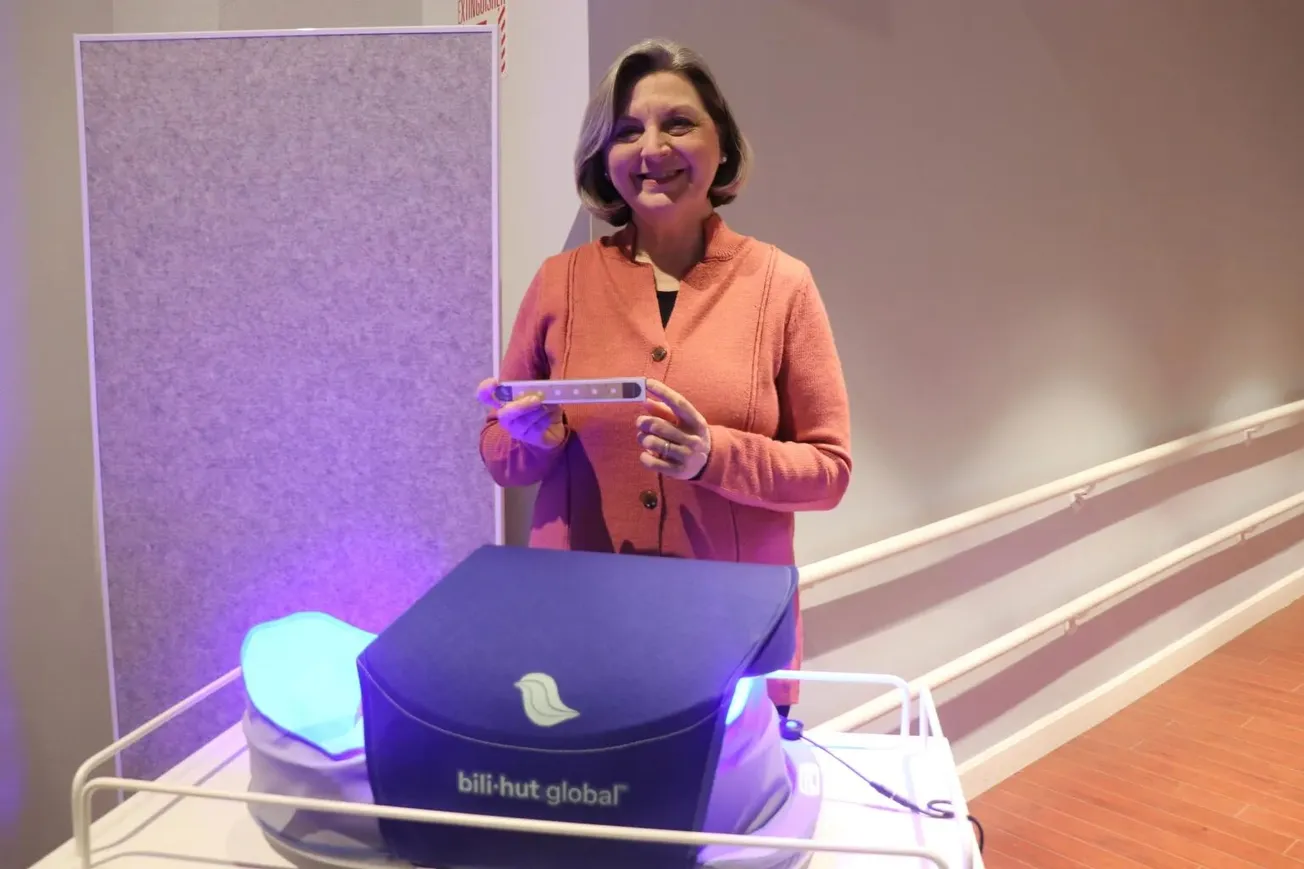 Empresa de Boston ayuda a bebés con ictericia en Ucrania con tecnología de fototerapia