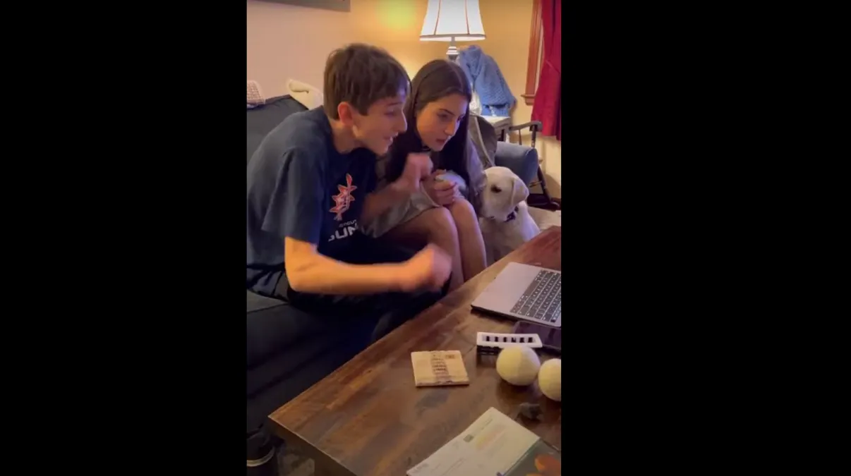 Joven con parálisis cerebral reacciona tras ser aceptado en Harvard