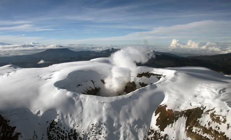 Volcán Nevado del Ruiz emitió cenizas