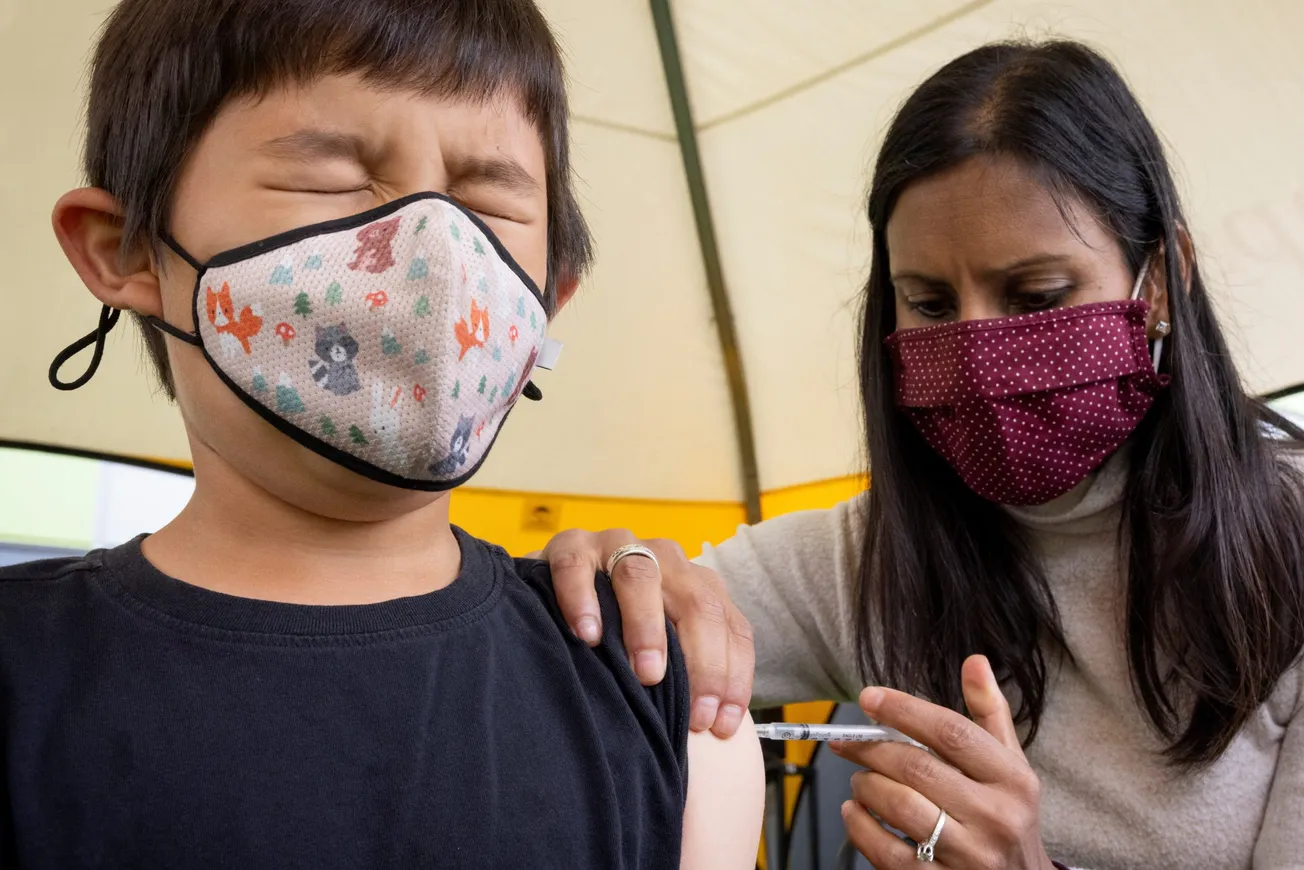 Buscan garantizar que niños de familias de bajos ingresos reciban la vacuna contra el VRS