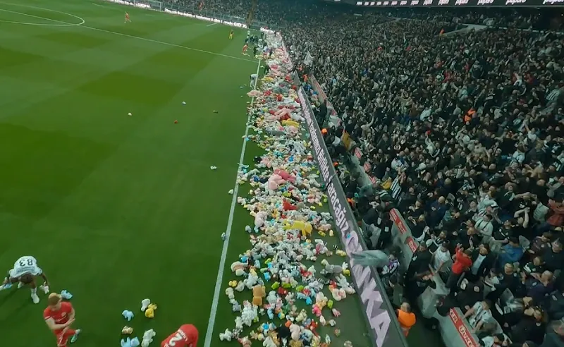 Lluvia de peluches en un partido para víctimas del terremoto en Turquía