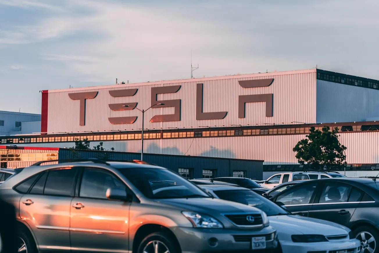Tesla despedirá a miles de empleados