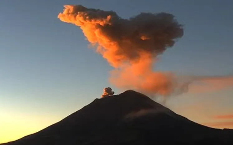 Volcán Popocatépetl vuelve a expulsar material