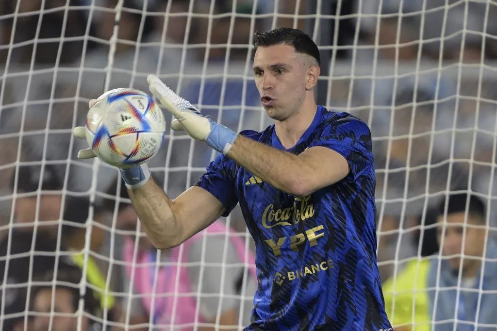 Nueva regla FIFA para penales: ¿la regla anti Dibu Martínez?