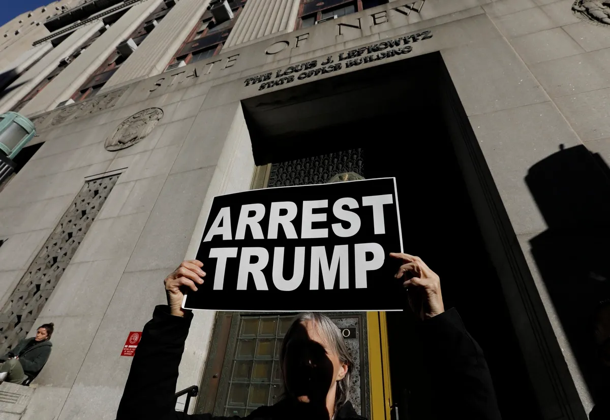 Donald Trump finalmente acusado por pagar dinero negro a actriz porno